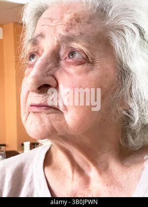 Charmante vieille dame levant les yeux. Fermer la vue. Banque D'Images