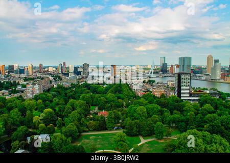 Vue panoramique sur les gratte-ciels modernes, les parcs verdoyants et la rivière. La scène capture un mélange d'architecture urbaine et de nature Banque D'Images