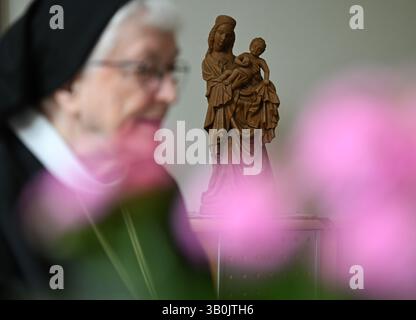 Altenstadt, Allemagne. 24 avril 2025. Sœur Elisabeth Kralemann, abbesse de l'abbaye bénédictine de Kloster Engelthal, prend la parole lors d'une interview. En septembre 2018, elle rencontre le pape François, décédé le lundi de Pâques, en marge d’un colloque à Rome. Crédit : Arne Dedert/dpa/Alamy Live News Banque D'Images