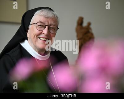Altenstadt, Allemagne. 24 avril 2025. Sœur Elisabeth Kralemann, abbesse de l’abbaye bénédictine de Kloster Engelthal, sourit lors d’une interview. En septembre 2018, elle rencontre le pape François, décédé le lundi de Pâques, en marge d’un colloque à Rome. Crédit : Arne Dedert/dpa/Alamy Live News Banque D'Images