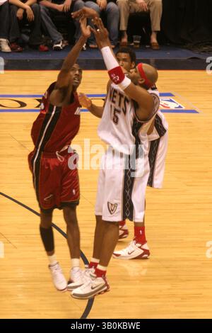 1ER MAI 2005 - NEW YORK, NEW YORK, ÉTATS-UNIS - K42966JBB.NEW JERSEY NETS VS MIAMI HEAT À LA CONTINENTAL AIRLINES ARENA , NEW JERSEY 05-01-2005. - VINCE CARTER (#15 FILETS)(image crédit : © John Barrett/Globe photos/ZUMAPRESS.com) Banque D'Images