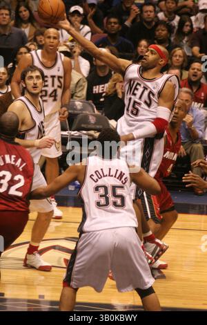 1ER MAI 2005 - NEW YORK, NEW YORK, ÉTATS-UNIS - K42966JBB.NEW JERSEY NETS VS MIAMI HEAT À LA CONTINENTAL AIRLINES ARENA , NEW JERSEY 05-01-2005. - VINCE CARTER (#15 FILETS) AD JASON COLLINS (#35 FILETS)(image crédit : © John Barrett/Globe photos/ZUMAPRESS.com) Banque D'Images
