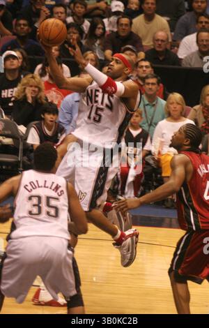 1ER MAI 2005 - NEW YORK, NEW YORK, ÉTATS-UNIS - K42966JBB.NEW JERSEY NETS VS MIAMI HEAT À LA CONTINENTAL AIRLINES ARENA , NEW JERSEY 05-01-2005. - VINCE CARTER (#15 FILETS)(image crédit : © John Barrett/Globe photos/ZUMAPRESS.com) Banque D'Images