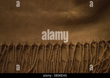 Texture de tissu marron : un gros plan détaillé d'un textile frangé avec des tons chauds et terreux Banque D'Images