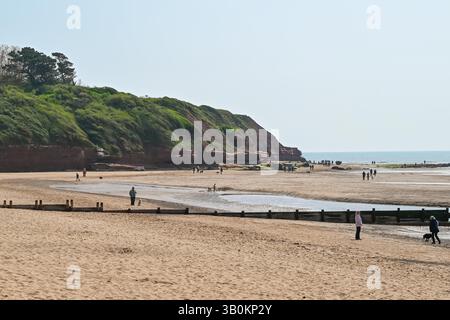 Exmouth, Devon, Royaume-Uni. 24 avril 2025. Météo Royaume-Uni : vue générale de la plage à Orcombe point dans la station balnéaire d'Exmouth dans le Devon. Crédit photo : Graham Hunt/Alamy Live News Banque D'Images