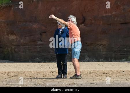 Exmouth, Devon, Royaume-Uni. 24 avril 2025. Météo Royaume-Uni : les amateurs de plage apprécient le soleil chaud de la station balnéaire d'Exmouth dans le Devon. Crédit photo : Graham Hunt/Alamy Live News Banque D'Images