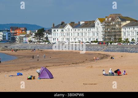 Exmouth, Devon, Royaume-Uni. 24 avril 2025. Météo Royaume-Uni : les amateurs de plage apprécient le soleil chaud de la station balnéaire d'Exmouth dans le Devon. Crédit photo : Graham Hunt/Alamy Live News Banque D'Images