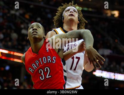 5 janvier 2011 : Ed Davis #32 et Anderson Varejao #17 en action lors du match NBA entre les Raptors de Toronto et les cavaliers de Cleveland au Quicken Loans Arena. (Crédit image : © Jason Pohuski/Cal Sport Media/ZUMAPRESS.com) Banque D'Images