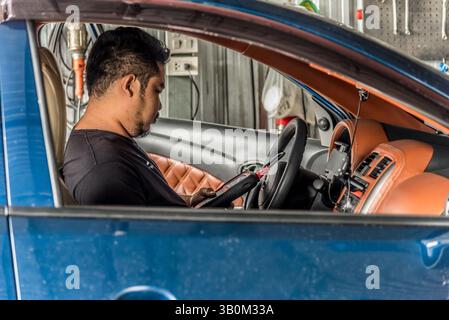 Bangkok, Thaïlande - 5 mai 2017 : mécanicien automobile non identifié ou réparateur vérifiant un moteur de voiture par des outils électriques OBD-II pour le problème de réparation et de réparation à Banque D'Images