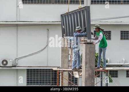 Bangkok, Thaïlande - 18 mai 2017 : les personnes non identifiées sont des ouvriers de la construction ou un travail professionnel pour la construction d'un constructeur sur un chantier de construction. Banque D'Images