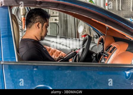 Bangkok, Thaïlande - 5 mai 2017 : mécanicien automobile non identifié ou réparateur vérifiant un moteur de voiture par des outils électriques OBD-II pour le problème de réparation et de réparation à Banque D'Images