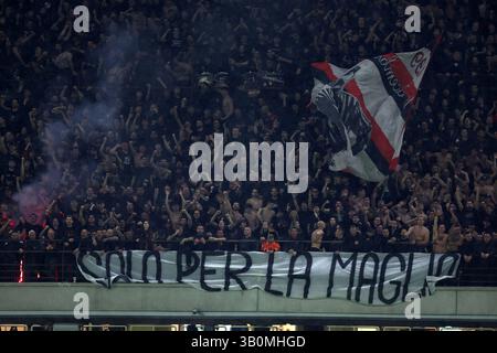 Milan, Italie. 23 avril 2025. Les supporters de l'AC Milan sont vus en dutre le match de deuxième manche de la Coppa Italia entre le FC Internazionale et l'AC Milan au Stadio Giuseppe Meazza le 23 avril 2025 à Milan Italie . Crédit : Marco Canoniero/Alamy Live News Banque D'Images