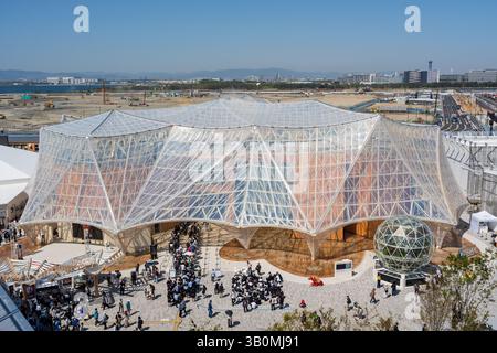 Osaka, Japon - 21 avril 2025 : Osaka Healthcare Pavilion Nest for Reborn à Expo 2025, présentant les expériences futures en matière de santé, PHR et XR. Banque D'Images