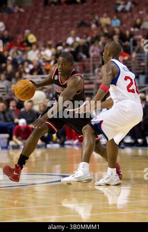 7 janvier 2011 : Ronnie Brewer (11 ans), garde des Chicago Bulls, cherchant à contourner la garde des 76ers de Philadelphie, Jodie Meeks (20 ans), lors du match NBA entre les Bulls de Chicago et les 76ers de Philadelphie, au Wells Fargo Center de Philadelphie, en Pennsylvanie. Les 76ers ont battu les Bulls, 105-99.(image crédit : © Chris Szagola/Cal Sport Media/ZUMAPRESS.com) Banque D'Images