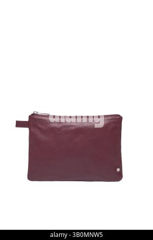 une pochette en cuir marron avec une fermeture éclair argentée est affichée sur un fond blanc propre cet accessoire minimaliste et élégant est idéal pour tous les jours Banque D'Images