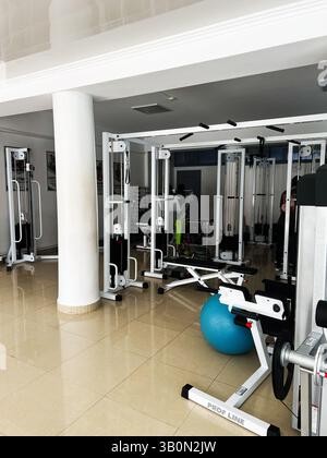 Kiev, Ukraine - 23 avril 2025 : salle de gym lumineuse et propre avec des équipements modernes et des accessoires de fitness. Banque D'Images