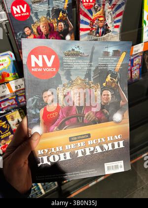 Kiev, Ukraine - 23 avril 2025 : illustration humoristique de couverture de magazine présentant la satire de personnalités publiques bien connues comme Donald Trump, Elon Musk , JD va Banque D'Images
