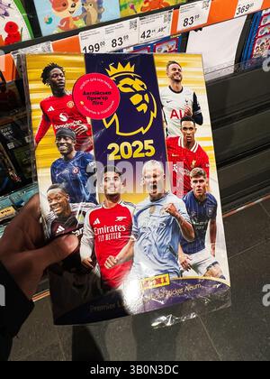 Kiev, Ukraine - 23 avril 2025 : album officiel de stickers Panini pour 2025 mettant en vedette des joueurs de football populaires Banque D'Images