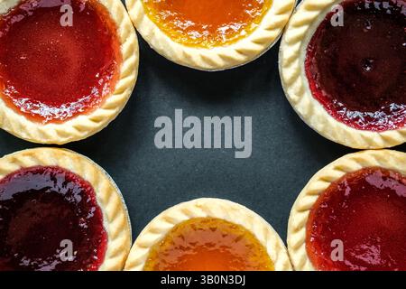 Londres Royaume-Uni, 24 avril 2025, sélection de tartes à la confiture cuites au four classique Banque D'Images