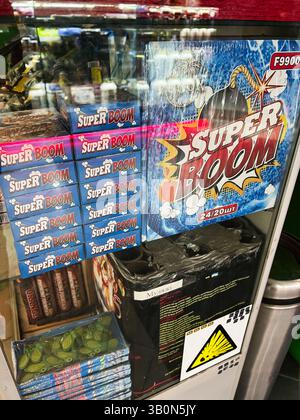 Kiev, Ukraine - 23 avril 2025 : un assortiment de feux d'artifice dans un emballage lumineux et coloré exposé à la vente. Banque D'Images