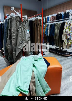 Kiev, Ukraine - 23 avril 2025 : vêtements et accessoires exposés dans un magasin de vêtements organisé Banque D'Images