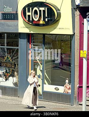 Glasgow, Écosse, Royaume-Uni. 24 avril 2025. Météo britannique : le printemps a vu le soleil tandis que les averses d'avril ont cédé la place au soleil dans la ville. Crédit Gerard Ferry/Alamy Live News Banque D'Images