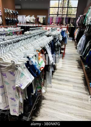 Kiev, Ukraine - 23 avril 2025 : un magasin de vêtements présentant des expositions organisées de vêtements et accessoires pour enfants vibrants. Banque D'Images