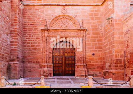 Portail latéral. Église de San Andres et son impressionnante façade de style classique. Villanueva de los Infantes, Ciudad Real, Castille-la Manche, Espagne, Europ Banque D'Images