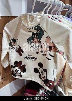 Kiev, Ukraine - 23 avril 2025 : Sweat-shirt confortable et élégant pour enfants décoré avec des graphiques Mickey et Friends Banque D'Images