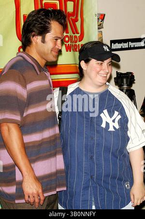 18 JUILLET 2006 - NEW YORK, NEW YORK, ÉTATS-UNIS - JOHNNY DAMON, OUTFIELDER DES YANKEES DE NEW YORK, ASSISTE À LA RÉOUVERTURE DU MAGASIN D'APPAREILS PHOTO J&R MUSIC ET COMPUTER WORLD. JOHNNY DAMON, FAN DES YANKEES. - - 2006.07-18-2006.I10942JZ(crédit image : © John Zissel/Globe photos/ZUMAPRESS.com) Banque D'Images
