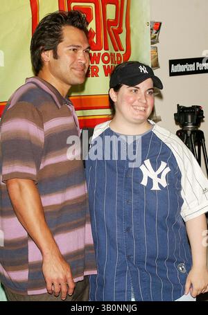 18 JUILLET 2006 - NEW YORK, NEW YORK, ÉTATS-UNIS - JOHNNY DAMON, OUTFIELDER DES YANKEES DE NEW YORK, ASSISTE À LA RÉOUVERTURE DU MAGASIN D'APPAREILS PHOTO J&R MUSIC ET COMPUTER WORLD. JOHNNY DAMON, FAN DES YANKEES. - - 2006.07-18-2006.I10942JZ(crédit image : © John Zissel/Globe photos/ZUMAPRESS.com) Banque D'Images