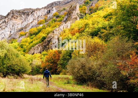 Randonneurs sur la route Faedo de Ciñera au début de l'automne. Ciñera, la Pola de Gordón, León, Castilla y León, Espagne, Europe Banque D'Images