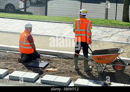 Glasgow, Écosse, Royaume-Uni. 24 avril 2025. Météo britannique : le printemps a vu le soleil tandis que les averses d'avril ont cédé la place au soleil alors que les ruelles controversées continuent dans le centre-ville. Crédit Gerard Ferry/Alamy Live News Banque D'Images