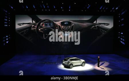 10 janvier 2011 - Michigan, mi, États-Unis - Derrick Kuzak. Le vice-président du groupe Ford, développement mondial des produits, parle du concept Ford Vertrek lors de la conférence de presse Ford au Cobo Arena, au salon international nord-américain de l'auto 2011, tenu au Cobo Center le lundi 10 janvier 2011..ERIC SEALS/Detroit Free Press (crédit image : © Detroit Free Press/ZUMAPRESS.com) Banque D'Images