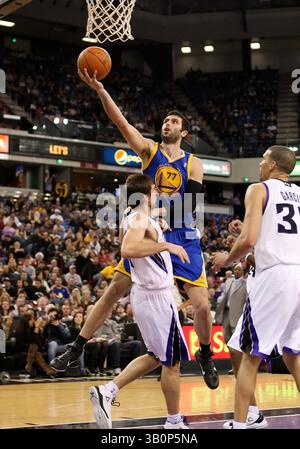 21 décembre 2010 : #77 Vladimir Radmanovic des Golden State Warriors monte avec les Vs The Sacramento Kings. Les Warriors battent les Kings 117-109 à l'Arco Arena de Sacramento, en Californie. (Crédit image : © Greg Ashman/Cal Sport Media/ZUMAPRESS.com) Banque D'Images