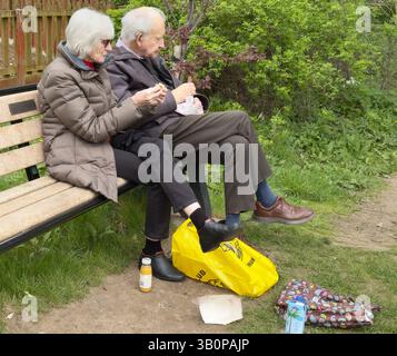 Couple de personnes âgées avec des repas bon marché en raison de la crise du coût de la vie Banque D'Images