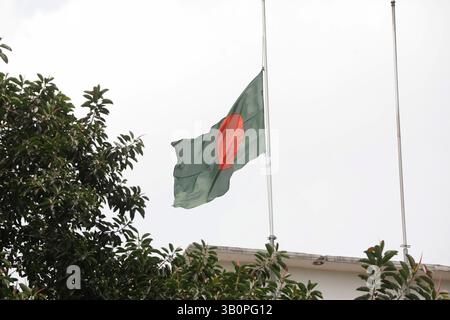 Dhaka, Bangladesh - 24 avril 2025 : le drapeau national a été mis en Berne au Secrétariat dans le cadre du deuil de trois jours au Bangladesh Banque D'Images