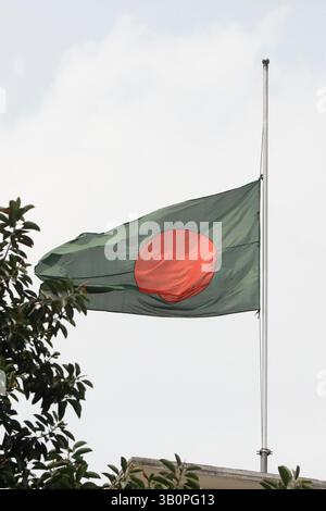 Dhaka, Bangladesh - 24 avril 2025 : le drapeau national a été mis en Berne au Secrétariat dans le cadre du deuil de trois jours au Bangladesh Banque D'Images