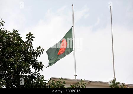 Dhaka, Bangladesh - 24 avril 2025 : le drapeau national a été mis en Berne au Secrétariat dans le cadre du deuil de trois jours au Bangladesh Banque D'Images