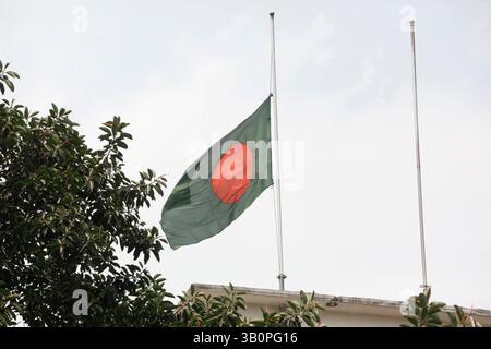 Dhaka, Bangladesh - 24 avril 2025 : le drapeau national a été mis en Berne au Secrétariat dans le cadre du deuil de trois jours au Bangladesh Banque D'Images