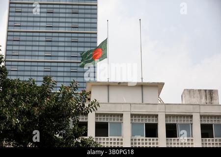 Dhaka, Bangladesh - 24 avril 2025 : le drapeau national a été mis en Berne au Secrétariat dans le cadre du deuil de trois jours au Bangladesh Banque D'Images