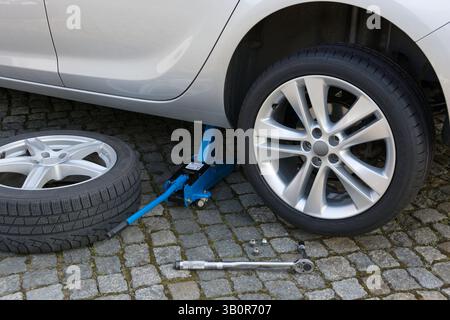 Changer les roues avec un cric sur une voiture moderne Banque D'Images