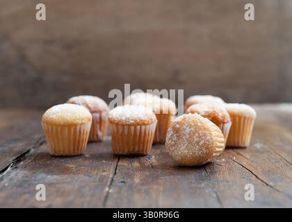 muffins avec tasse à café sur table en bois Banque D'Images