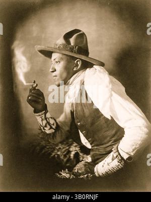 1908 - É.-U. - Portrait de la cigarette indienne Sioux fumant. (Crédit image : © BuyEnlarge/ZUMAPRESS.com) Banque D'Images