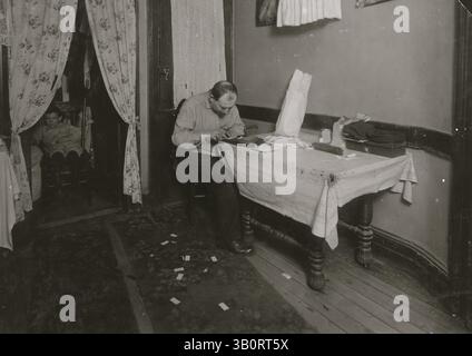 6 juin 1912 - New York, NY, États-Unis - rouler des étuis à cigarettes dans une maison d'habitation. (Crédit image : © BuyEnlarge/ZUMAPRESS.com) Banque D'Images