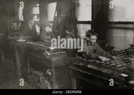 6 juin 1917 - Boston, ma, États-Unis - Boys Linking Bed-Springs. 14 et 15 ans. (Crédit image : © BuyEnlarge/ZUMAPRESS.com) Banque D'Images