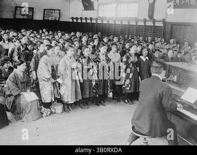 1921 - Japon - des enfants japonais chantent God Save King. (Crédit image : © BuyEnlarge/ZUMAPRESS.com) Banque D'Images