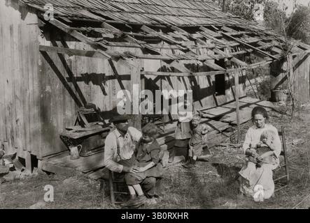 6 juin 1921 - Sissonville, WV, États-Unis - Frank Burditt et sa famille. Ils louent cette cabane délabrée et essaient de gagner leur vie de la maigre terre à proximité. (Crédit image : © BuyEnlarge/ZUMAPRESS.com) Banque D'Images