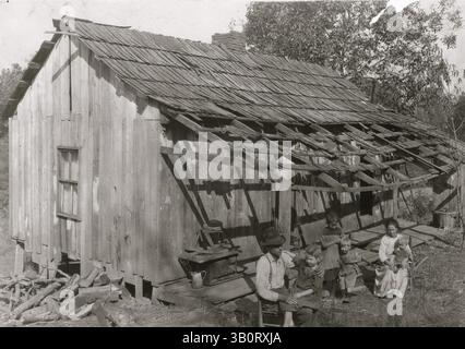 6 juin 1921 - Sissonville, WV, États-Unis - Frank Burditt et sa famille. Ils louent cette cabane délabrée et essaient de gagner leur vie de la maigre terre à proximité. (Crédit image : © BuyEnlarge/ZUMAPRESS.com) Banque D'Images