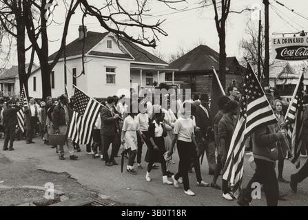 1965 - Selma, Al, États-Unis - participants, certains portant des drapeaux américains, marchant dans la marche des droits civiques de Selma à Montgomery. (Crédit image : © BuyEnlarge/ZUMAPRESS.com) Banque D'Images